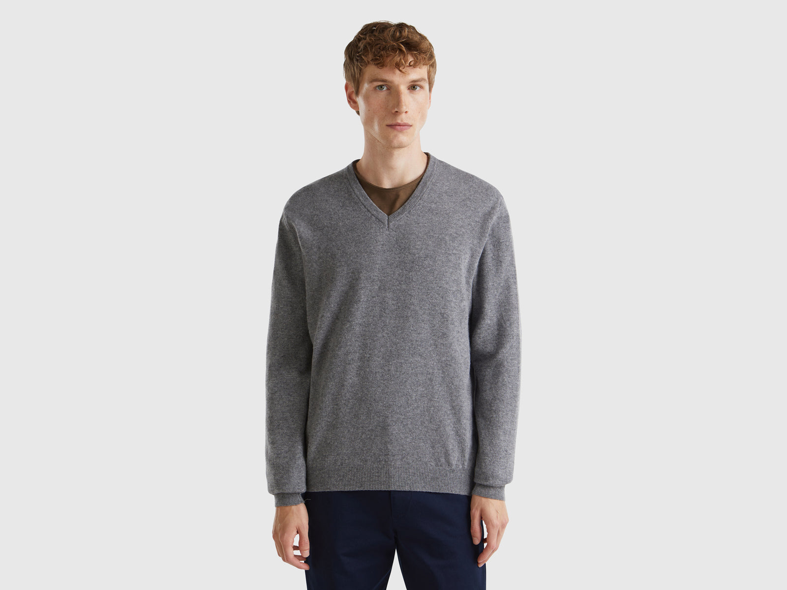 Camisola decote em V cinzenta em pura lã Merino - ucb_image_F