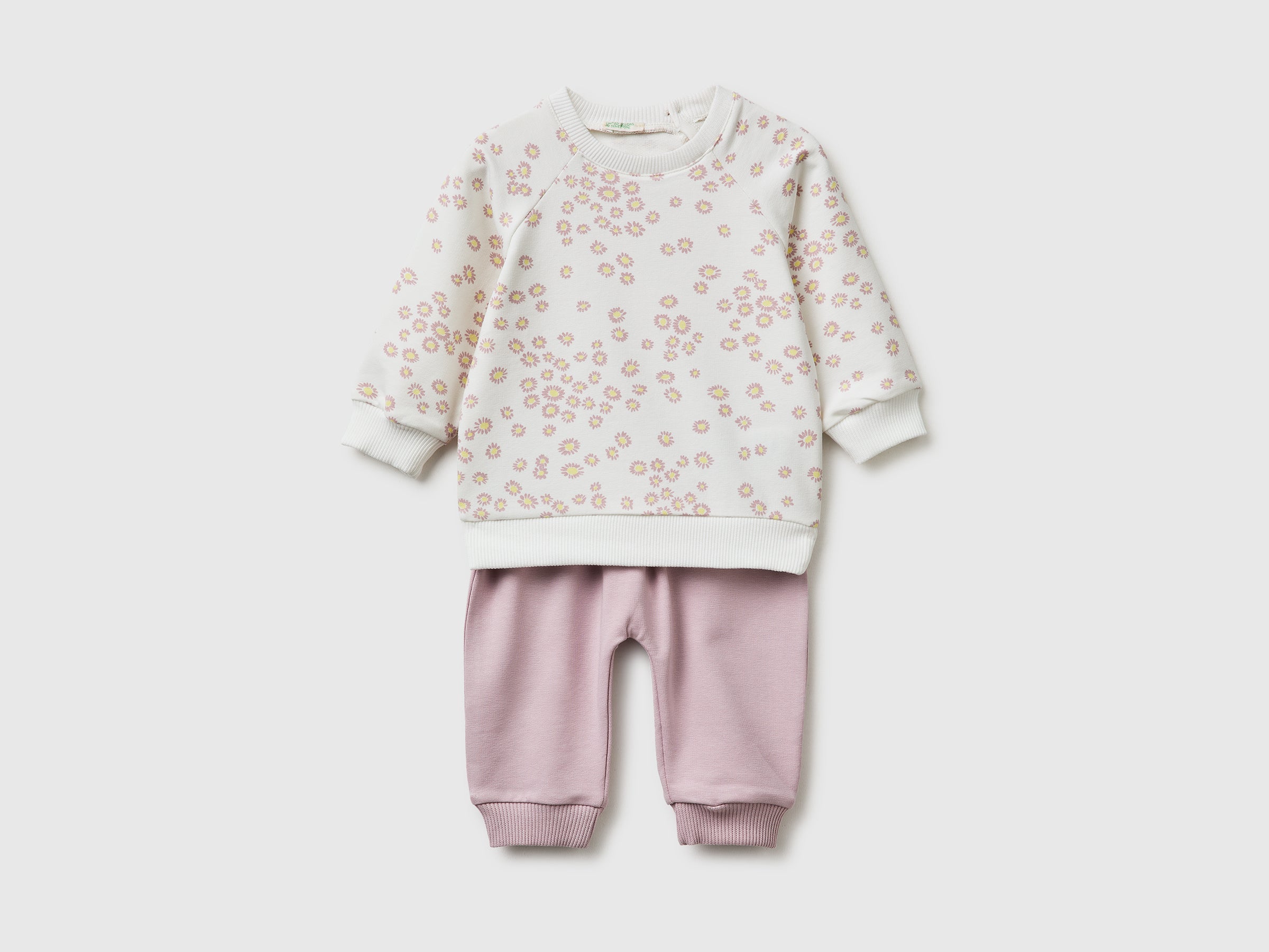 Stretch sweatshirt outfit - ucb_image_FS