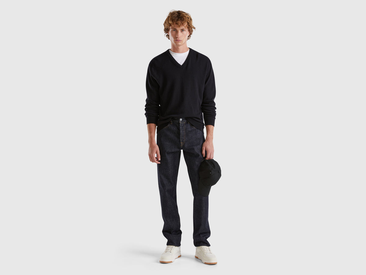 Black V-neck sweater in pure Merino wool