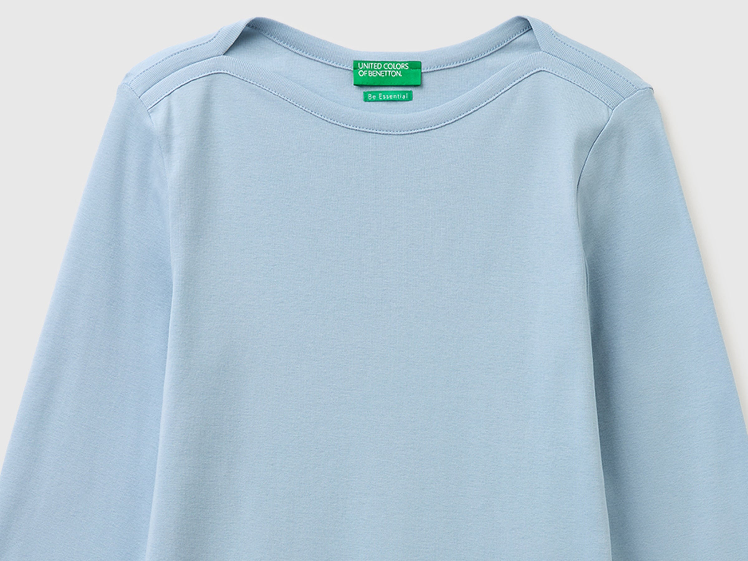 T-shirt slim fit com decote à barco - ucb_image_DS1