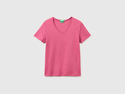Slim fit t-shirt with V-neck - ucb_image_FS