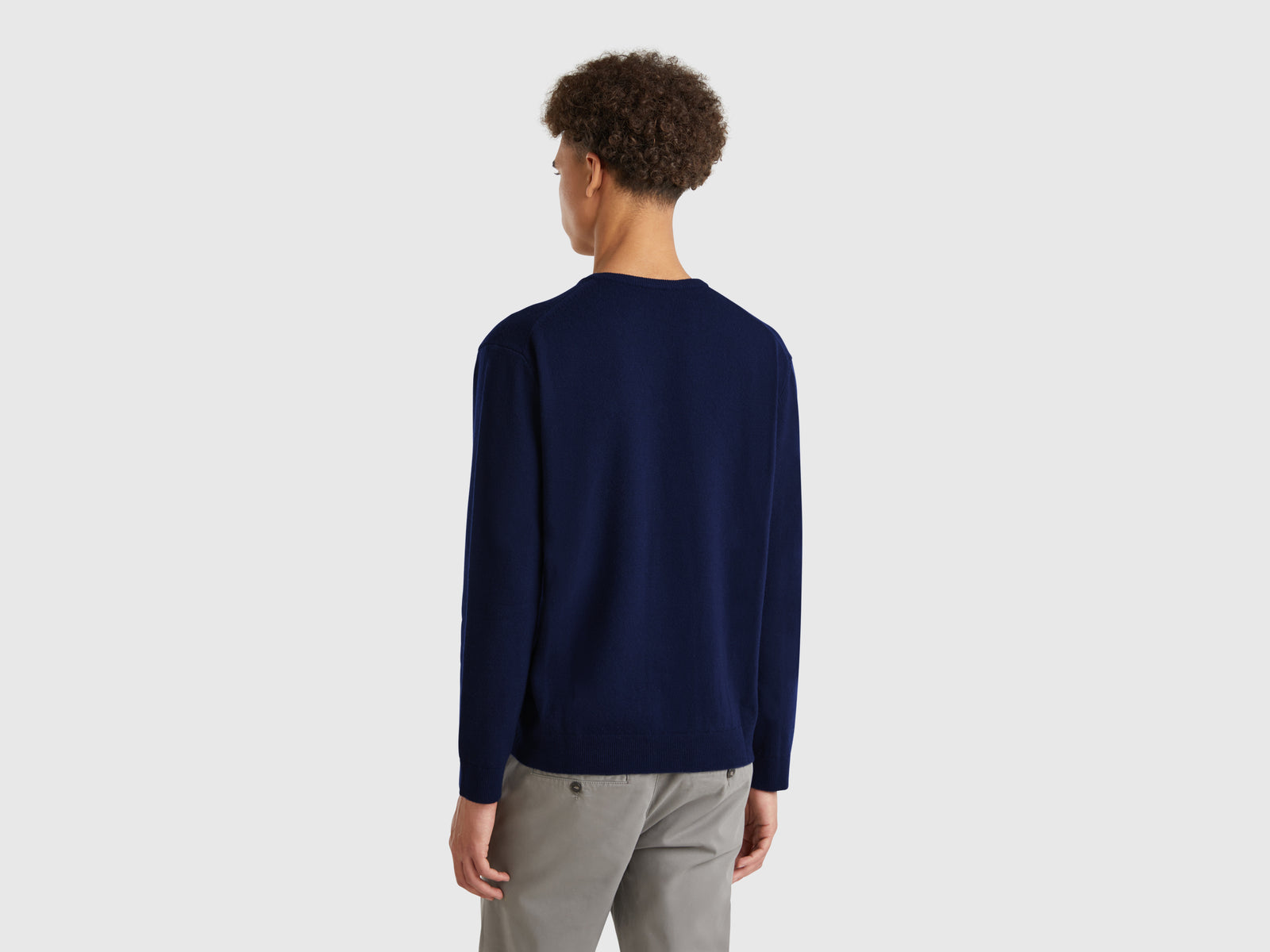Camisola decote em V azul-escuro em pura lã Merino - ucb_image_B