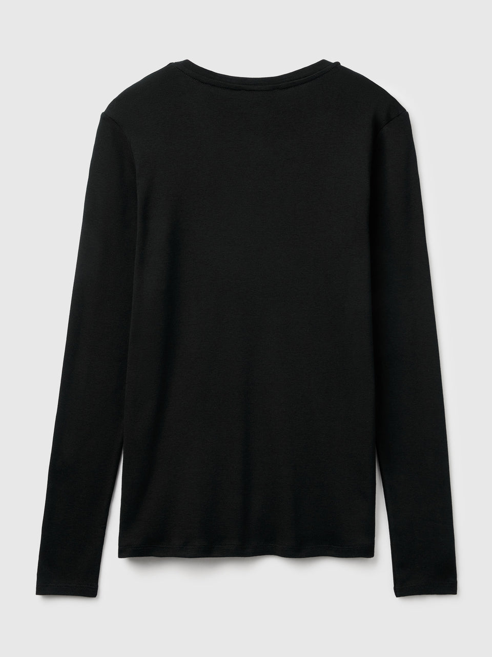 T-shirt preta com decote em V - ucb_image_BS