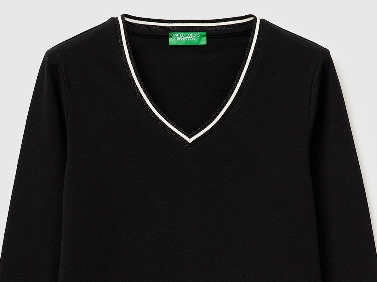 T-shirt ajustada com decote em V - ucb_image_DS1