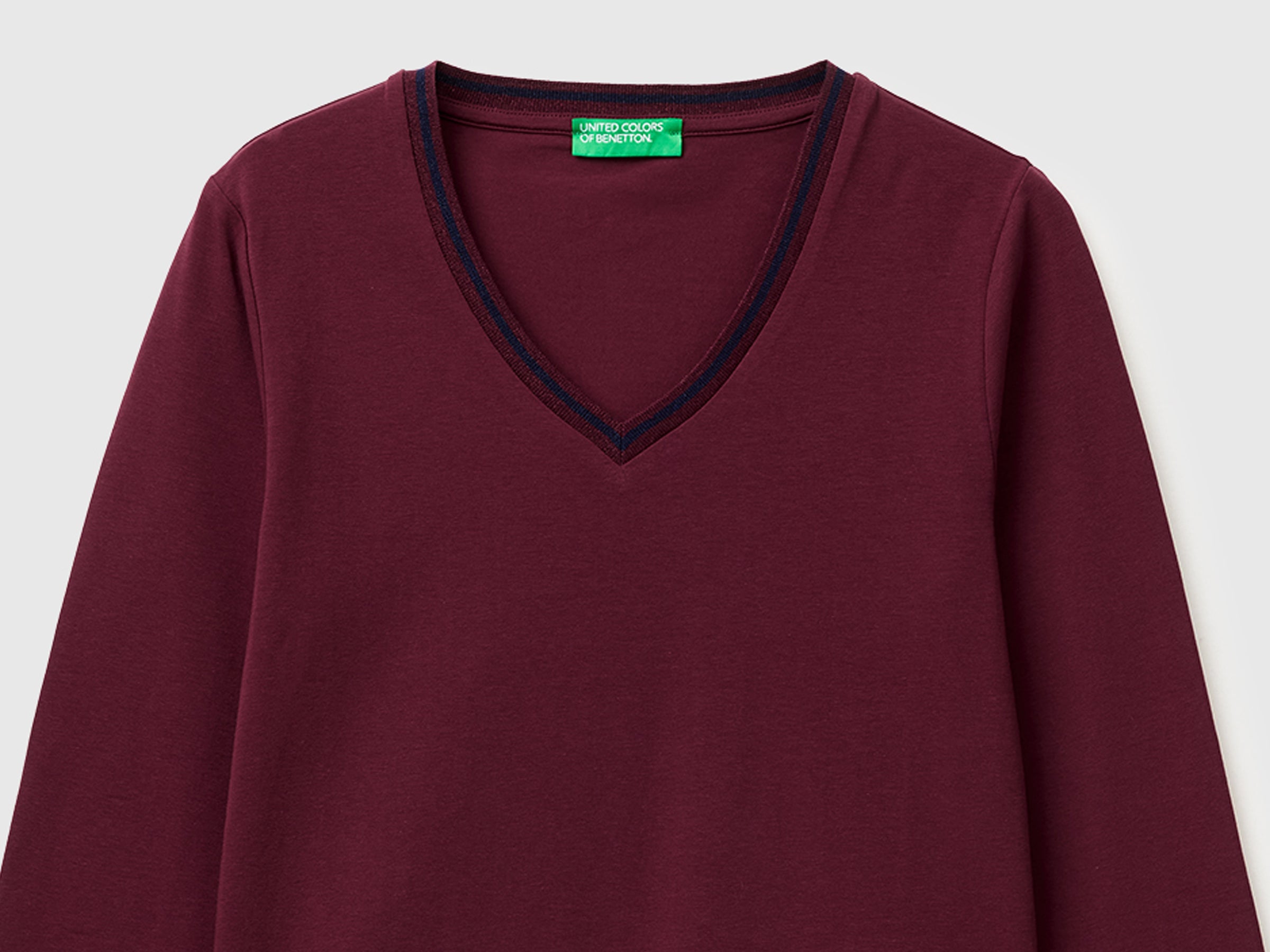 Fitted V-neck T-shirt - ucb_image_DS1