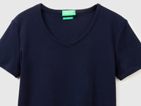 T-shirt slim fit com decote em V - ucb_image_DS1