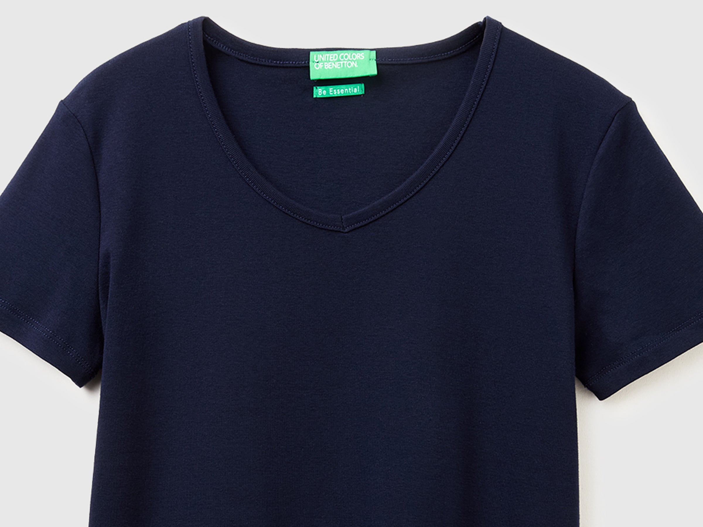 T-shirt slim fit com decote em V - ucb_image_DS1