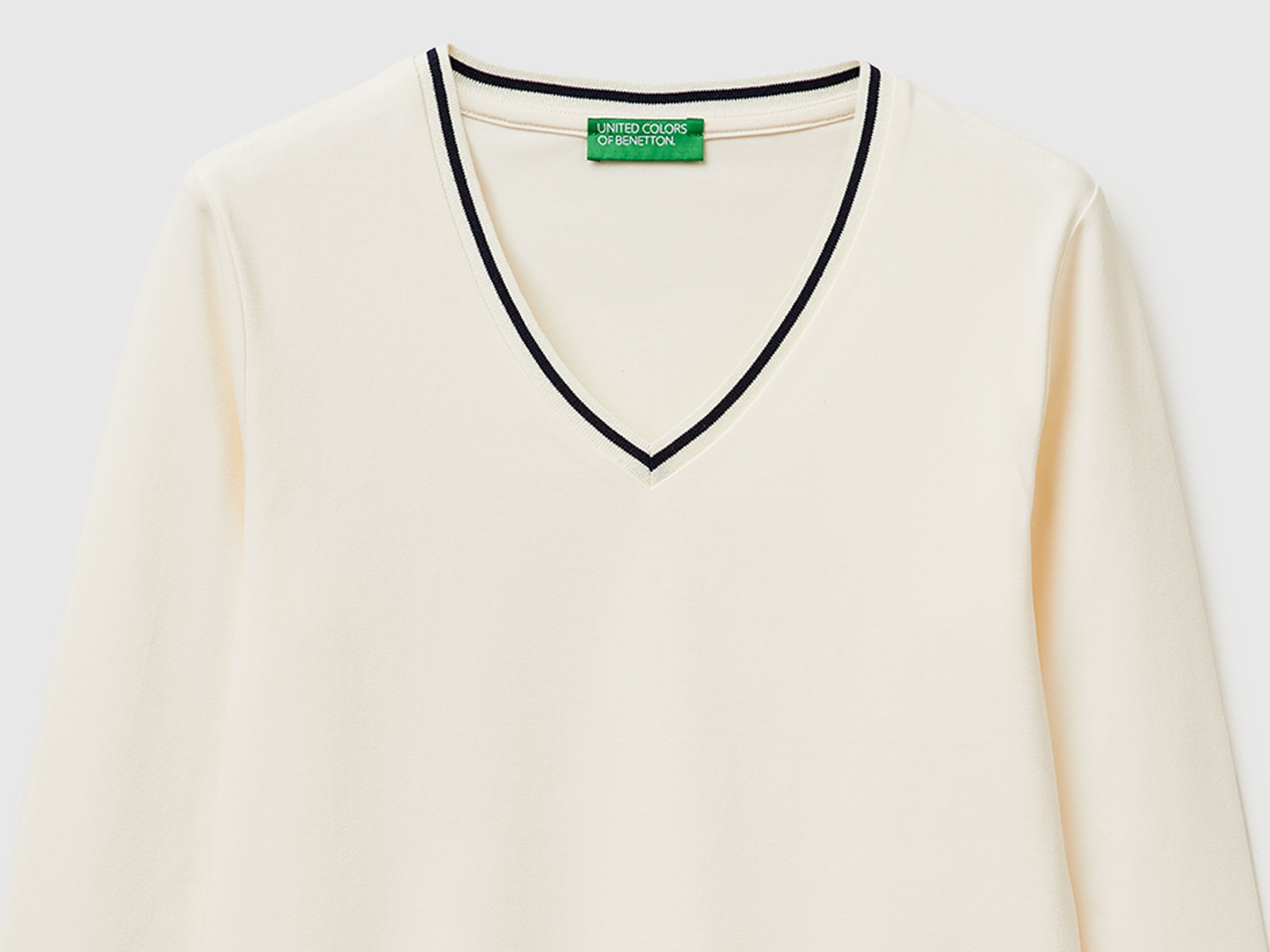 Fitted V-neck T-shirt - ucb_image_DS1