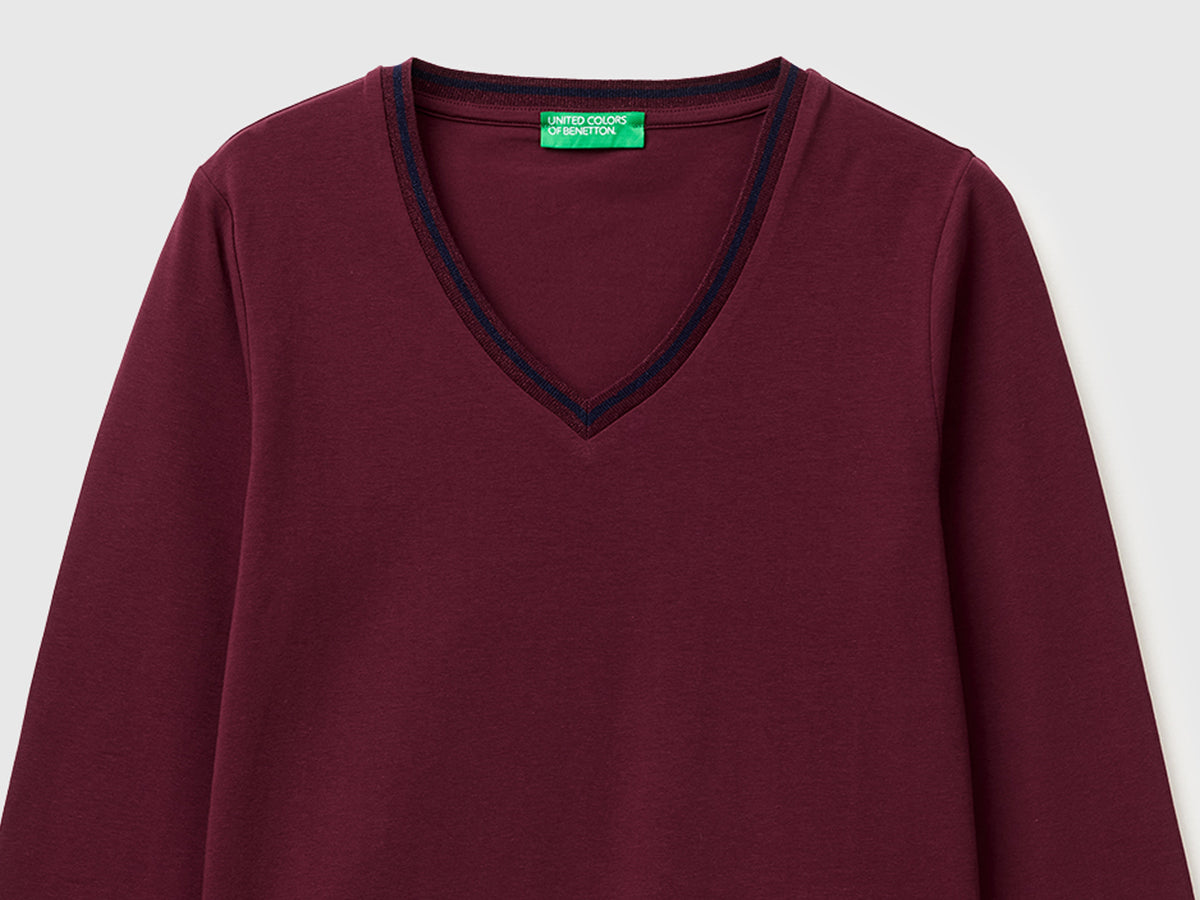 T-shirt ajustada com decote em V - ucb_image_DS1