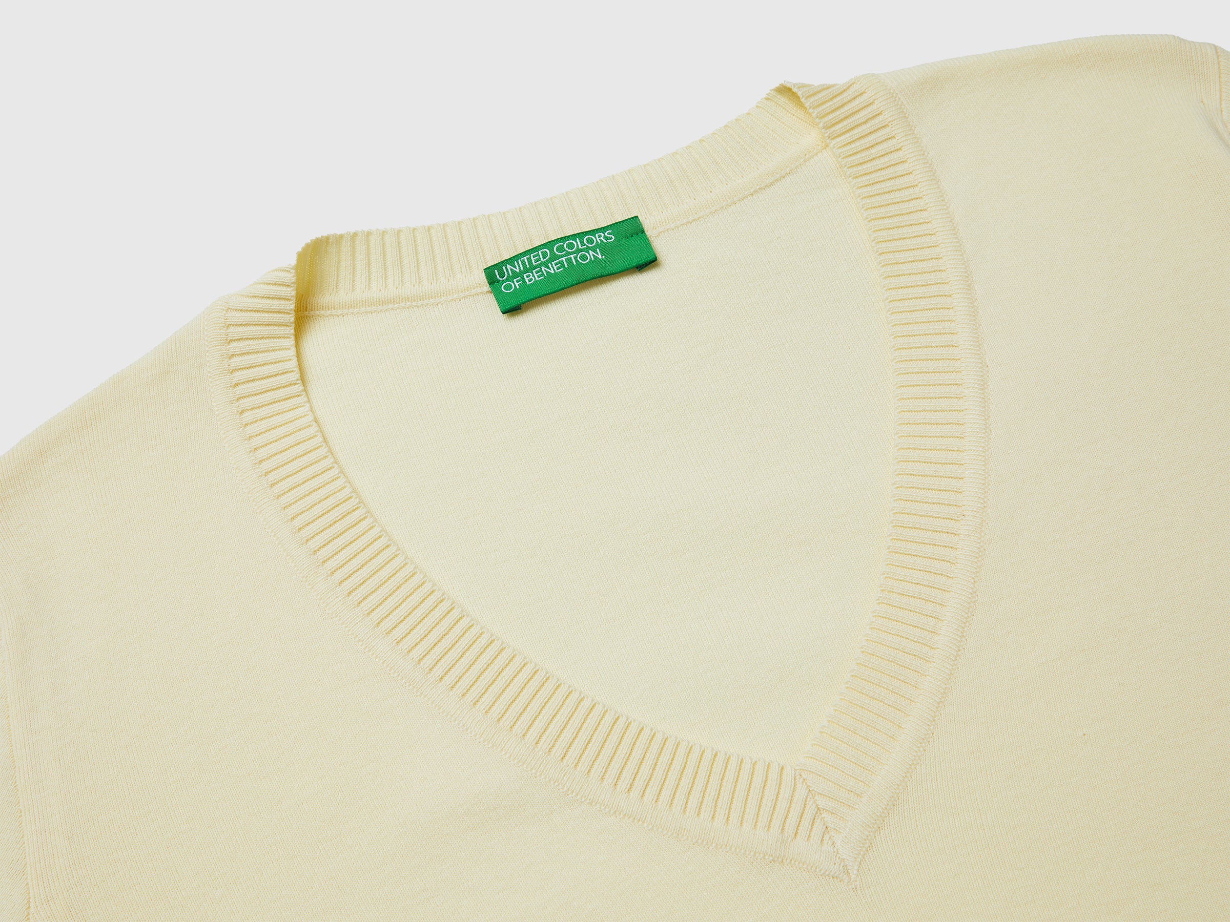 Light yellow V-neck sweater in cotton tricot - ucb_image_DS1