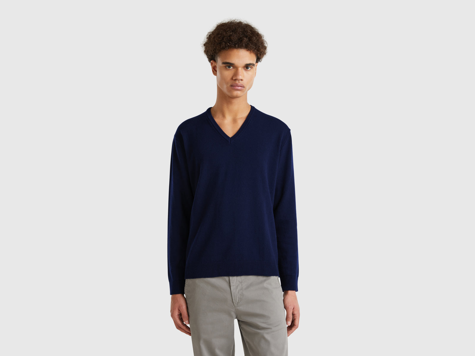 Camisola decote em V azul-escuro em pura lã Merino - ucb_image_F
