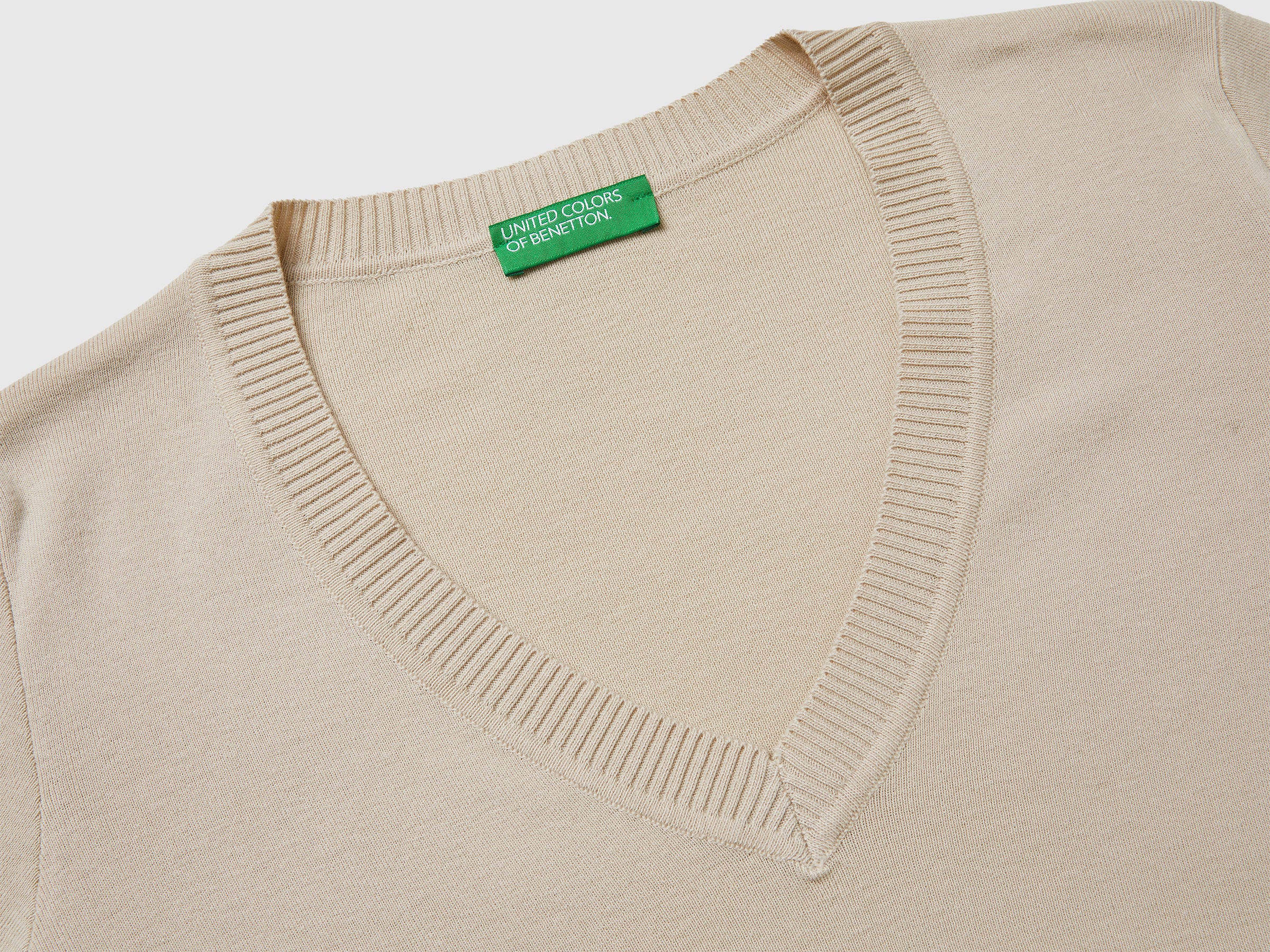 Beige V-neck sweater in tricot cotton - ucb_image_DS1