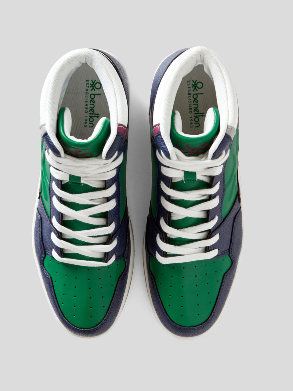 Sneakers image number null