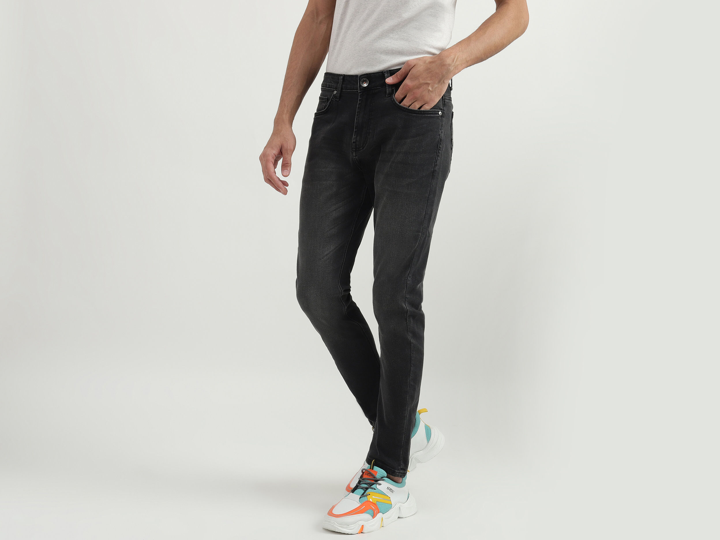 【関税&送料込】Saint Laurent Black Carrot-Fit Jeans With A Saint Laurent Black Carrot-Fit jeans with a washed effect