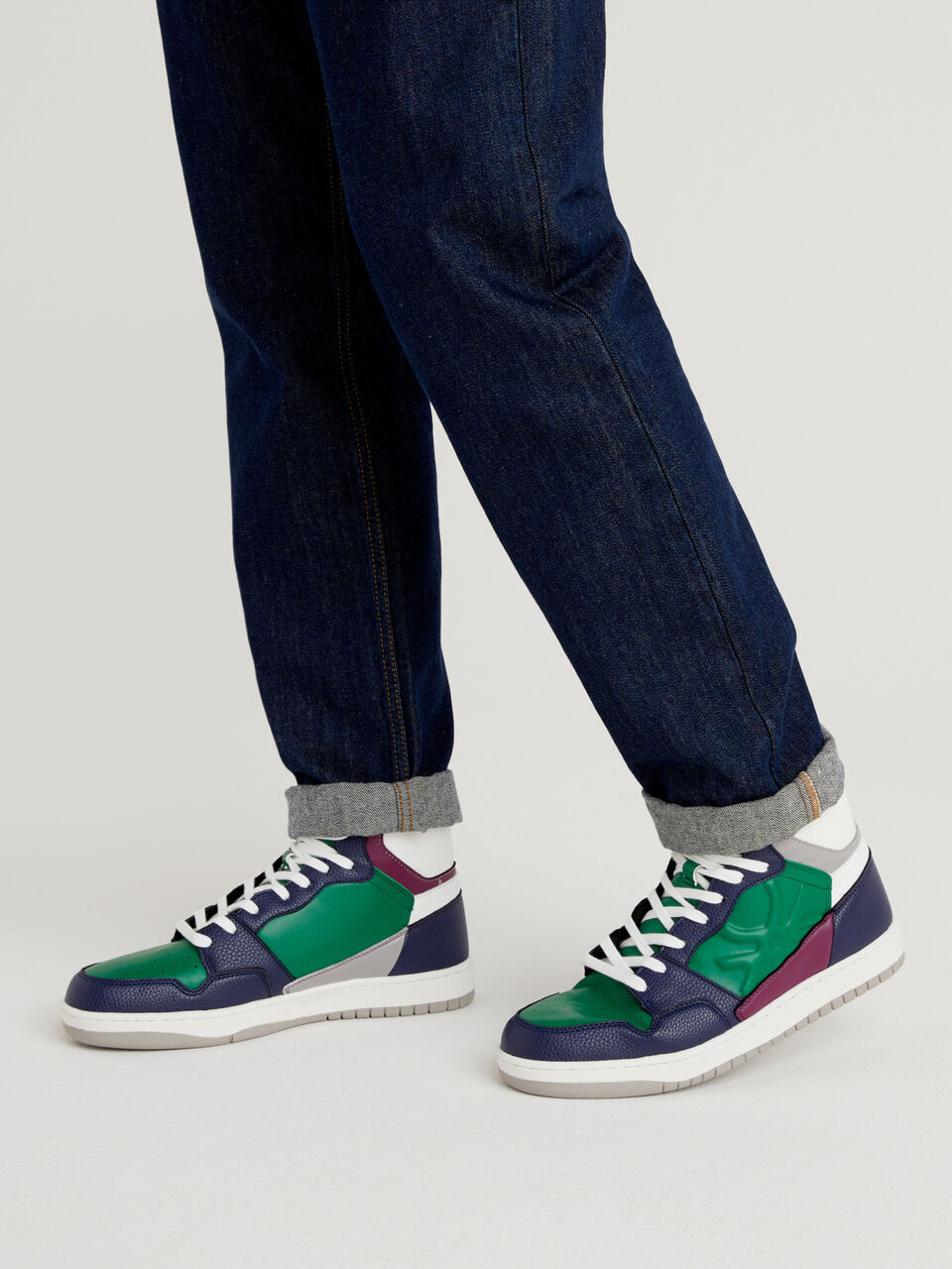 Sneakers image number null