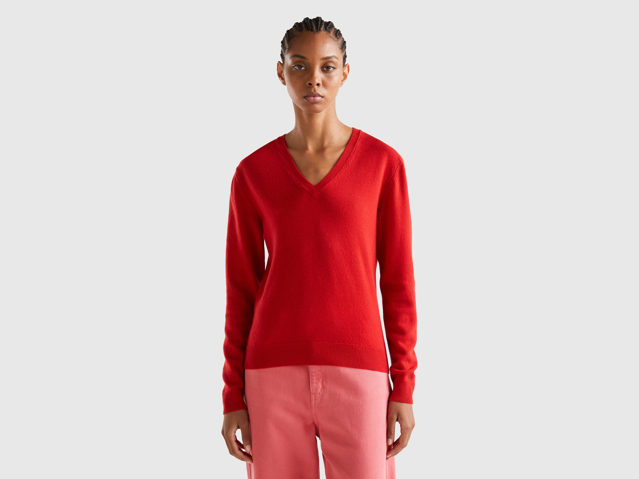 Jersey rojo de pura lana merina con escote de pico Rojo Benetton