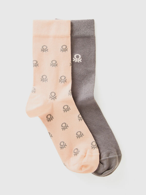 Dos pares de calcetines largos con logotipos