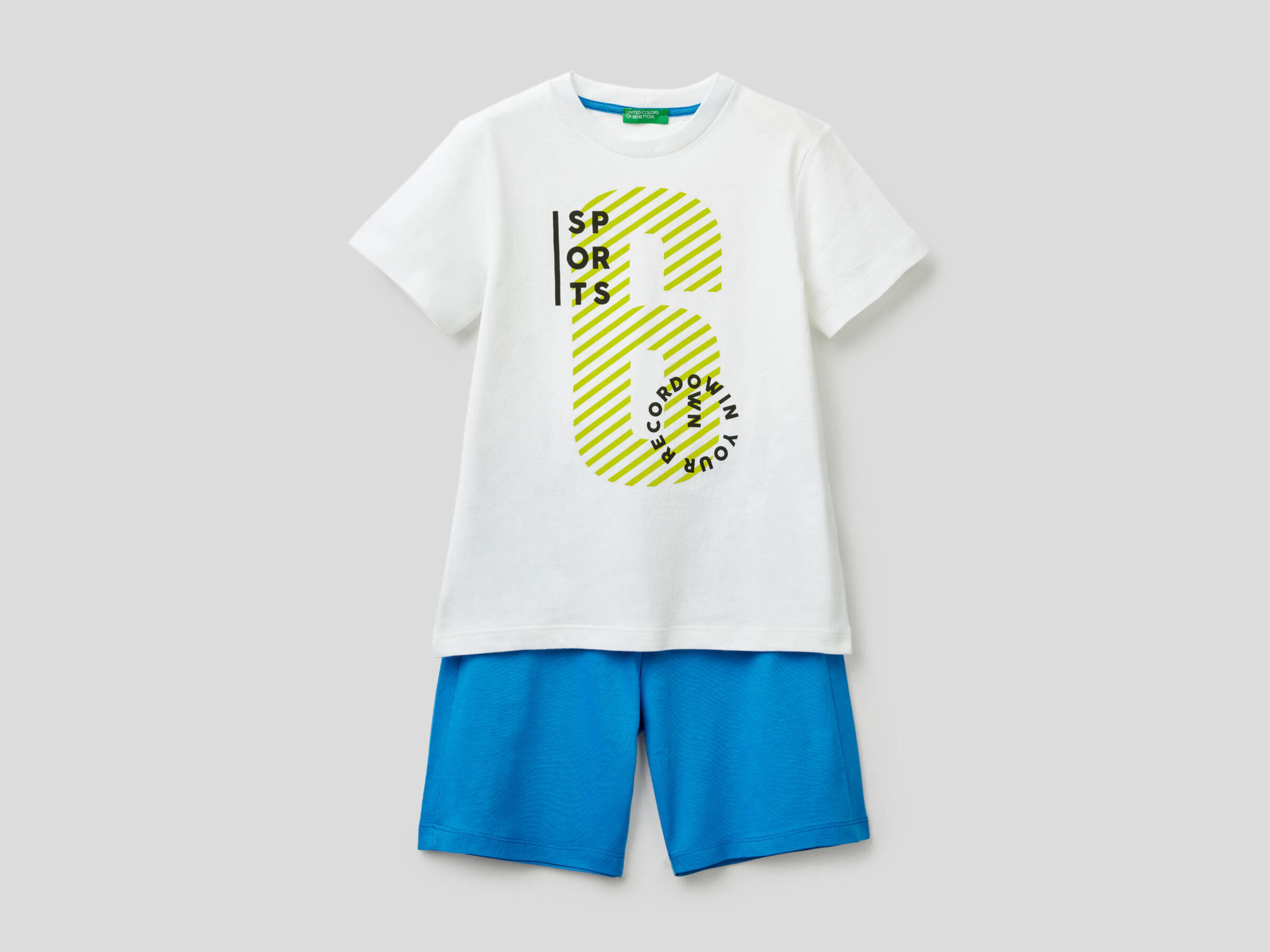Conjunto de camiseta y bermudas image number null