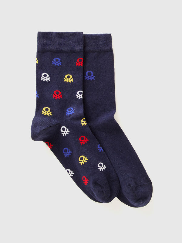 Dos pares de calcetines largos con logotipos