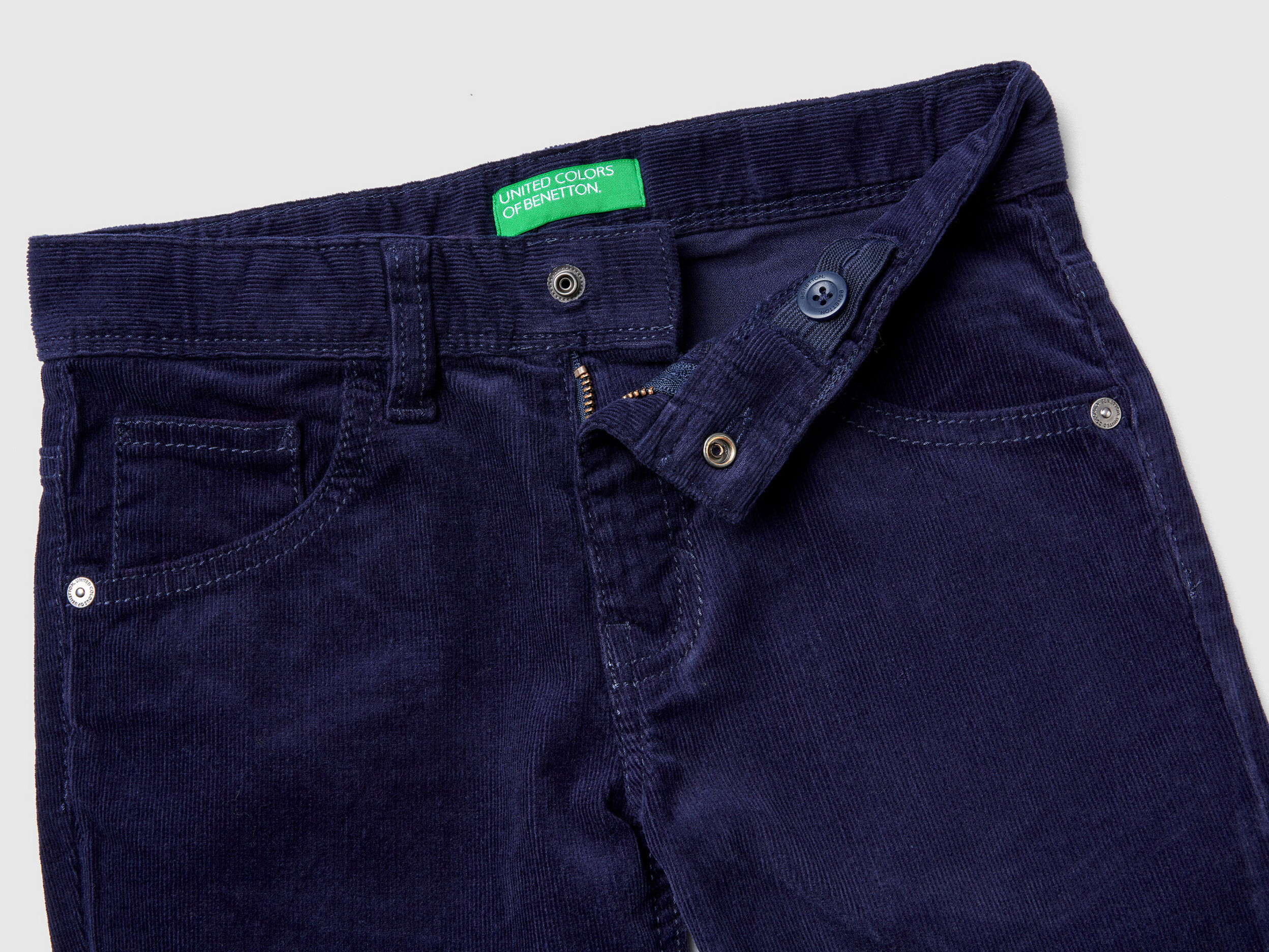 Pantalon slim fit de pana elastica Azul Oscuro Benetton