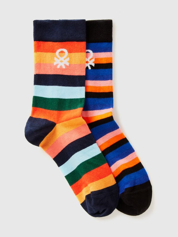 Dos pares de calcetines largos con logotipos