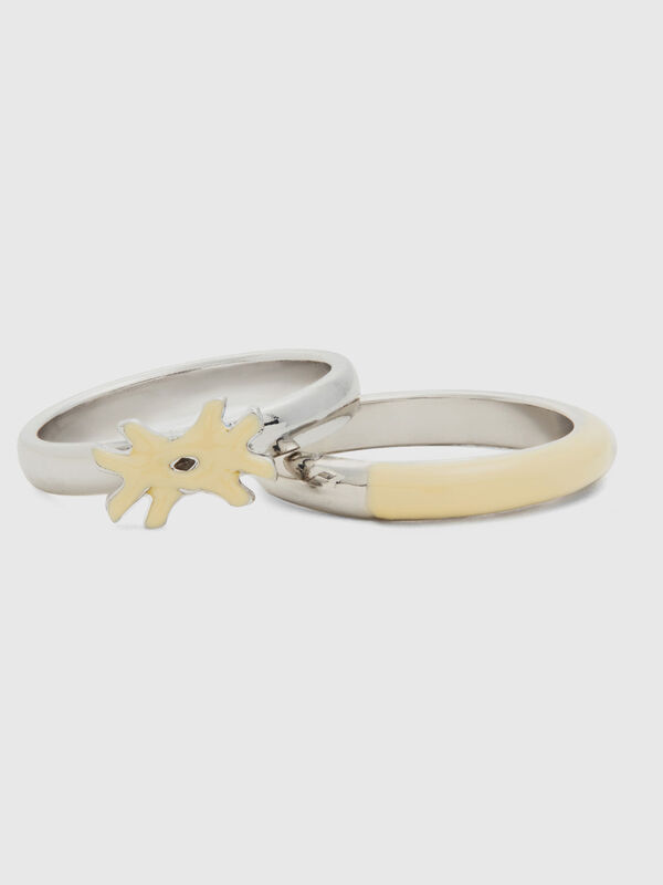 Dos anillos con detalles esmaltados amarillo claro Mujer