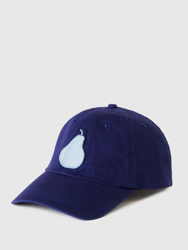 Gorra azul oscuro con bordado de pera