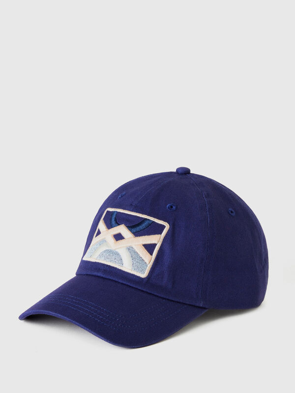 Gorra azul con parche de logotipo