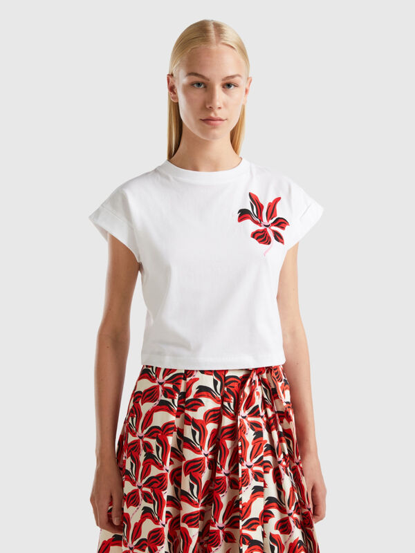 Camiseta cropped con estampado de flor Mujer