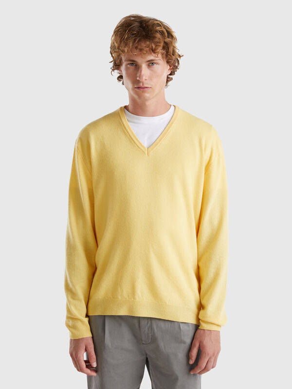 Jersey cuello en V amarillo en pura lana merina Hombre