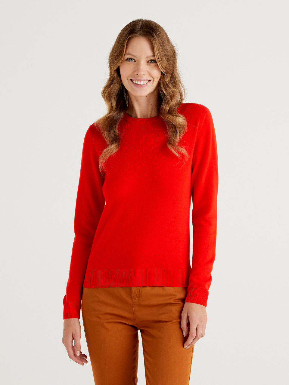 Jersey de cuello redondo rojo coral de lana merina