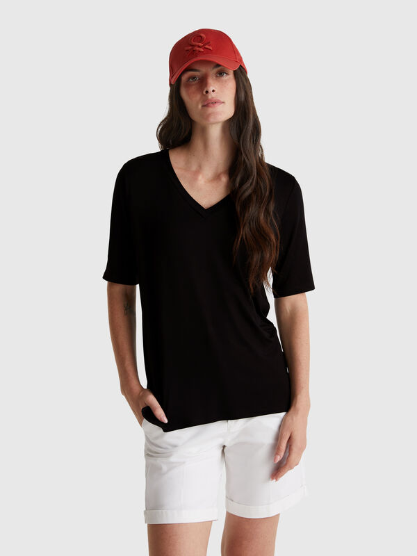 Camiseta de viscosa elástica con cuello en V Mujer