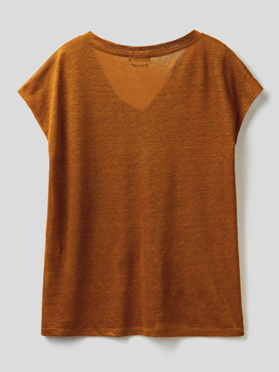 Top de 100% lino con escote de pico image number 2