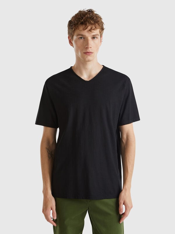 Camiseta 100% algodón con cuello en pico Hombre