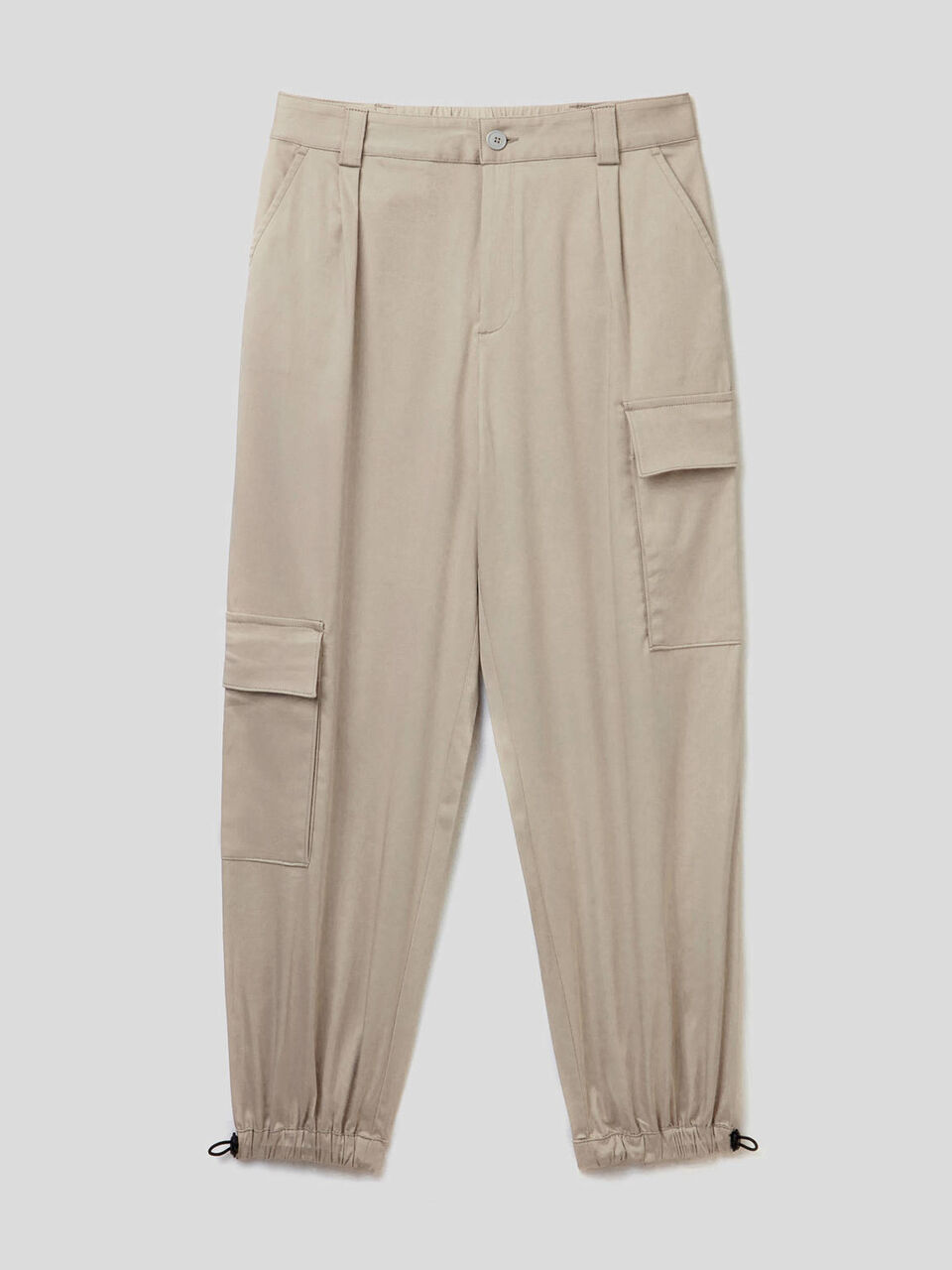 Pantalón cargo con bolsillos asimétricos image number 1