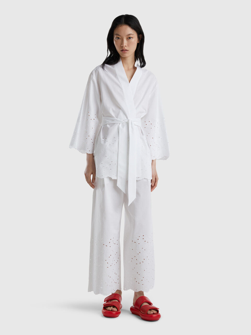 Chaqueta kimono con detalles de encaje suizo