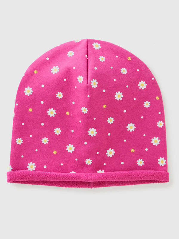Perfil de niña en color rosa, sombrero con orejeras Fotografía de