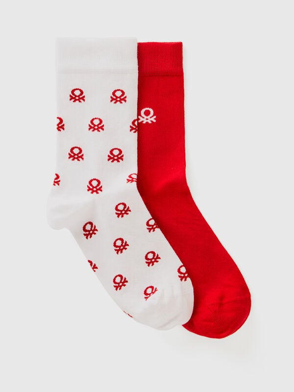 Dos pares de calcetines largos con logotipos