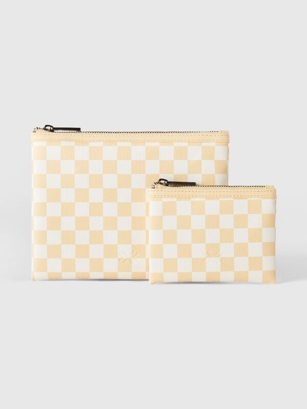 Dos bolsos clutch de cuadros blancos y amarillos Mujer
