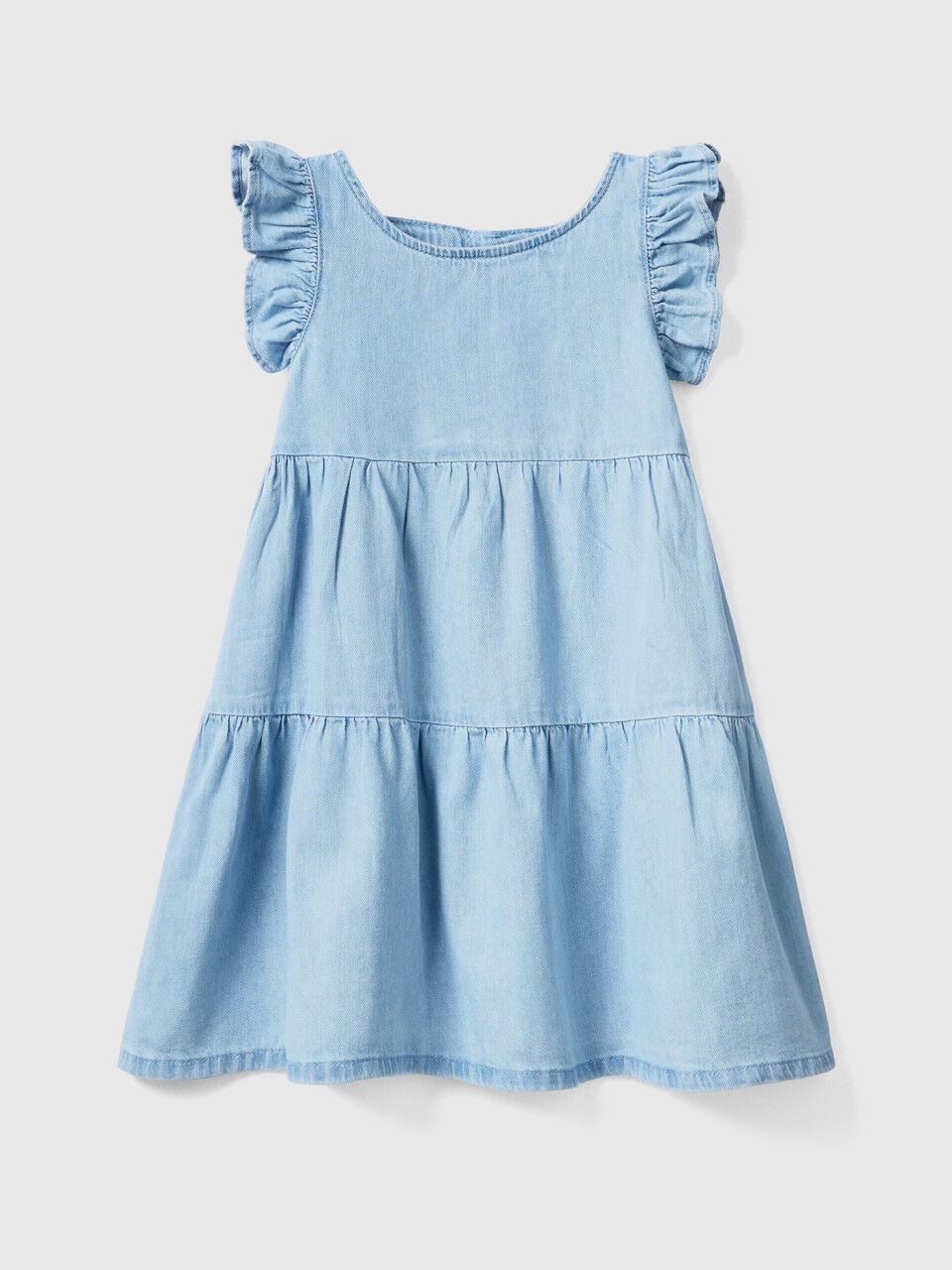 Vestido con vuelos y volantes