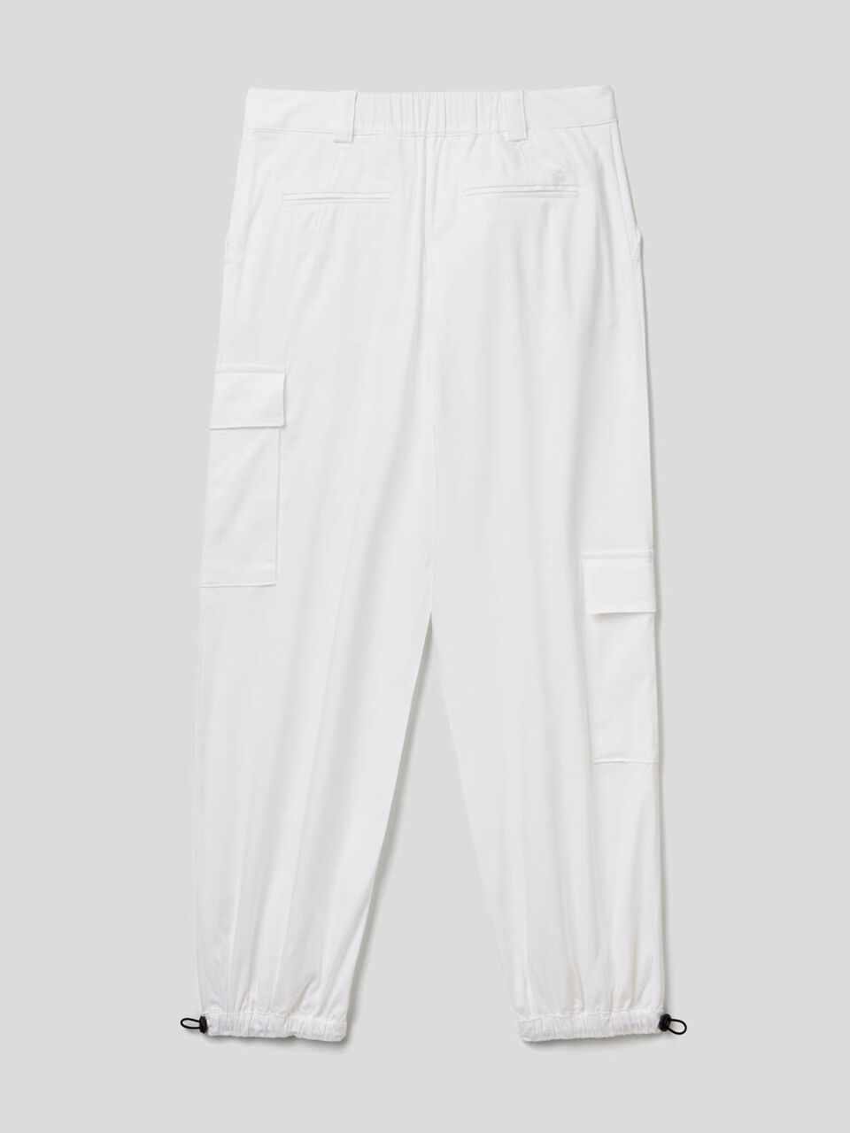 Pantalón cargo con bolsillos asimétricos image number 2