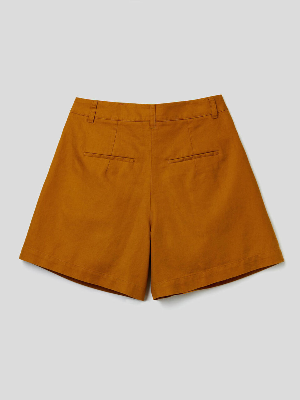 Pantalón corto con pernera amplia confeccionado en mezcla de lino image number 2
