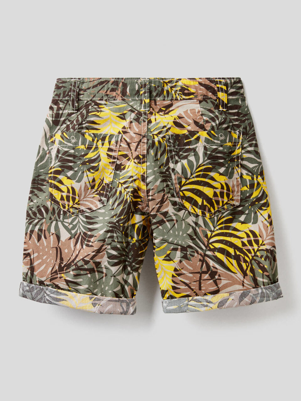Bermudas con estampado foliage y vuelta image number 2