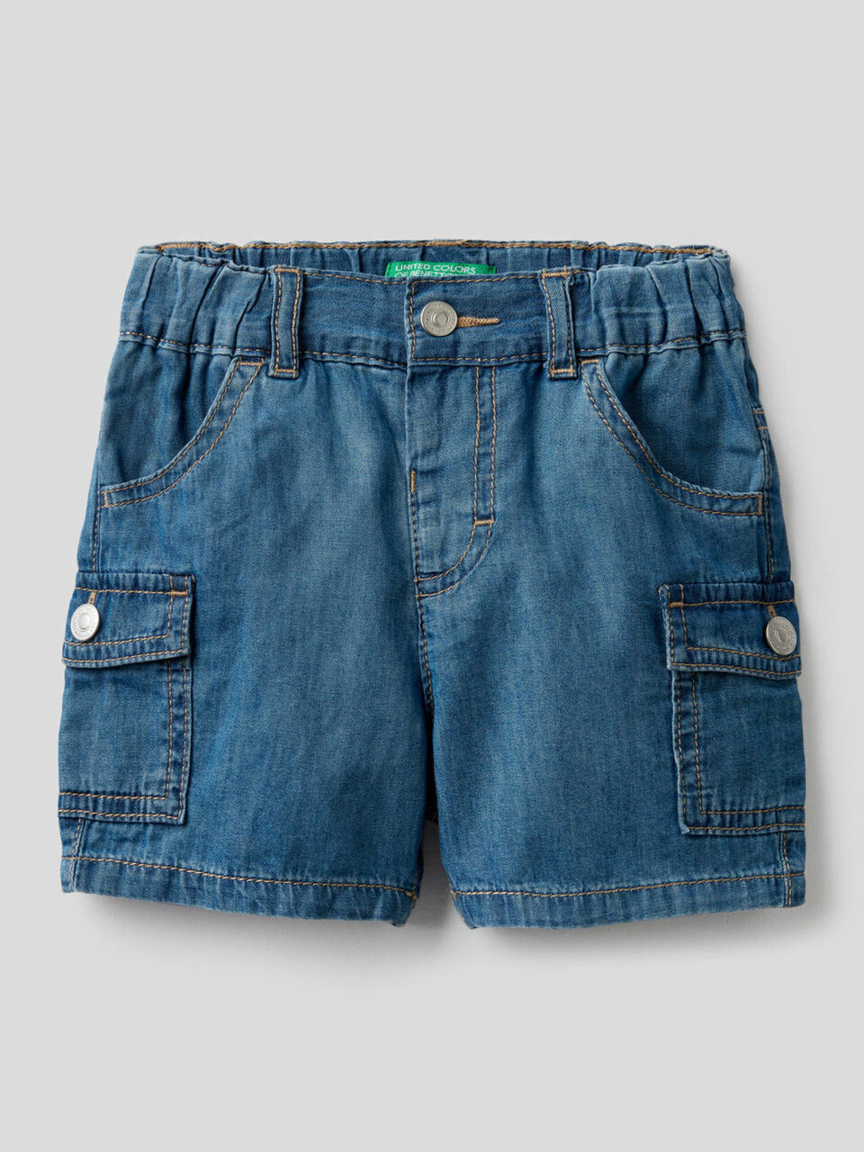 Bermudas cargo en denim ligero image number 1
