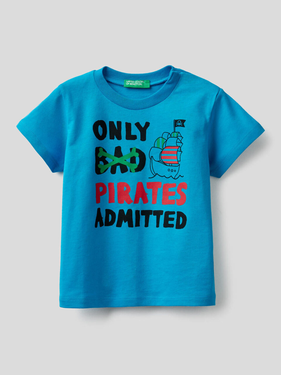 Camiseta de algodón con estampado de piratas image number 1