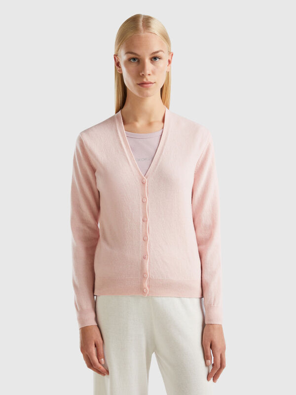 Cárdigan rosa pastel de pura lana merina con escote de pico Mujer