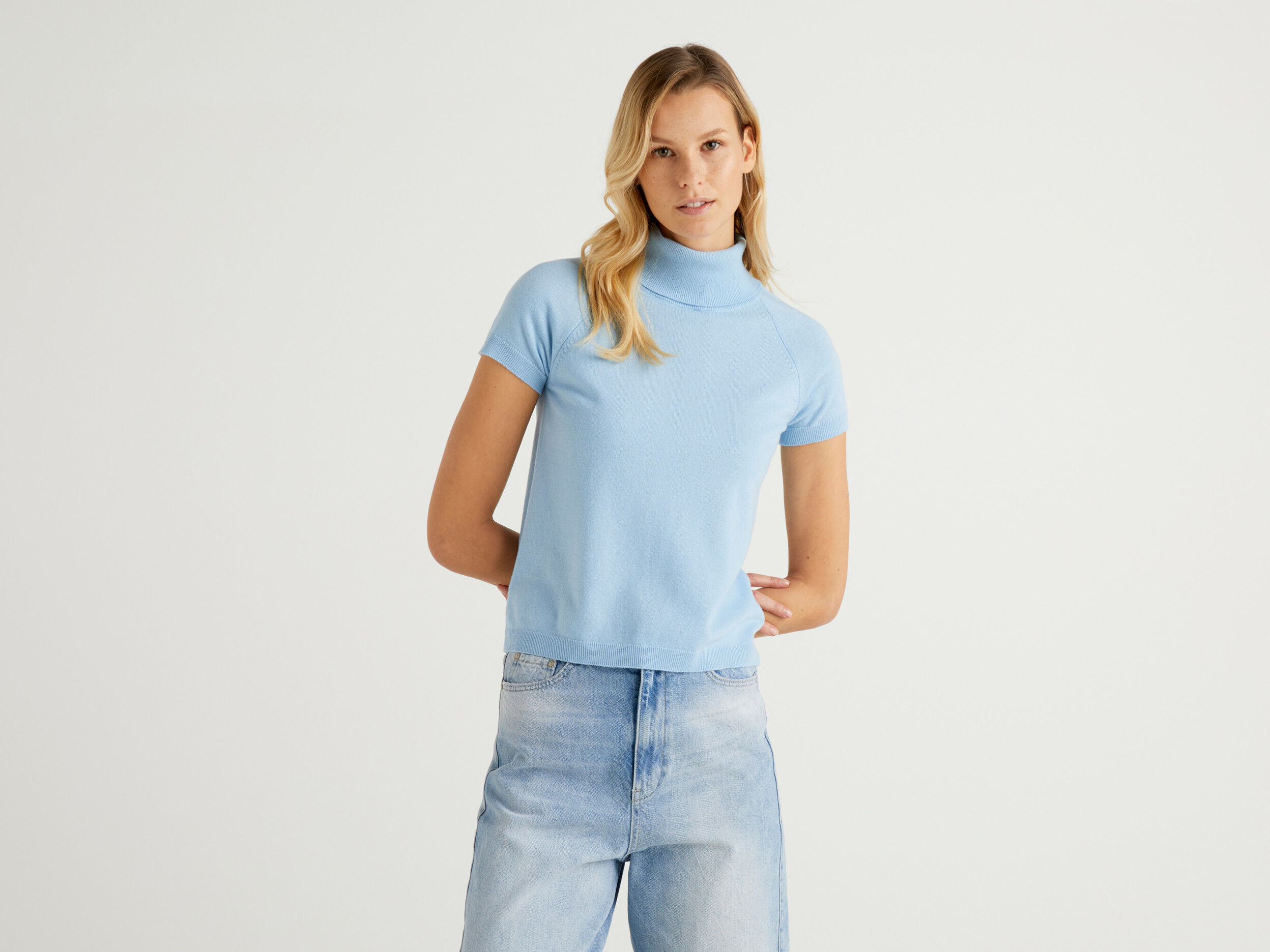 Jersey azul celeste crema cuello alto de manga corta Azul Benetton