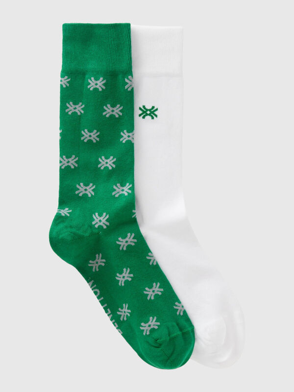 Dos pares de calcetines blancos y verde oscuro