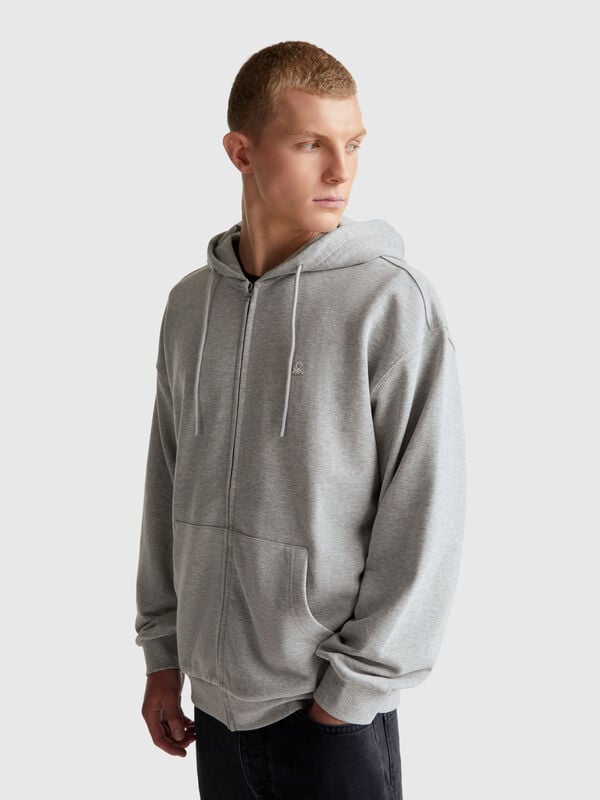 Sudadera de algodón con cremallera y capucha. Hombre