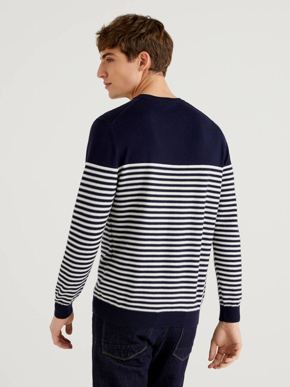 Jersey de rayas de 100 % algodón con cuello redondo Hombre image number null